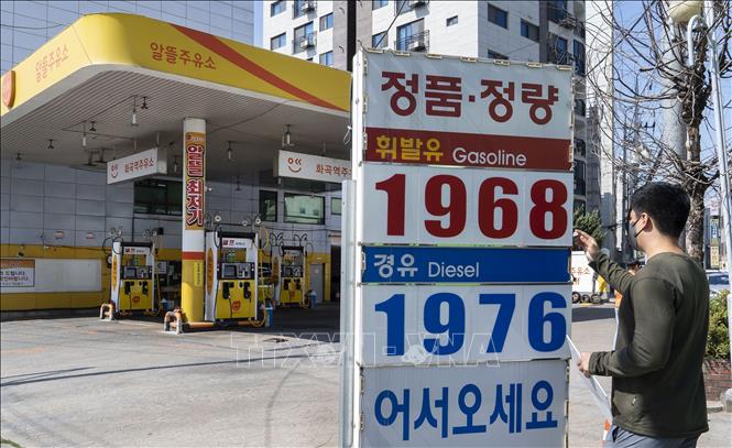 Hàn Quốc yêu cầu các công ty kiềm chế việc tăng lương để kiềm chế lạm phát